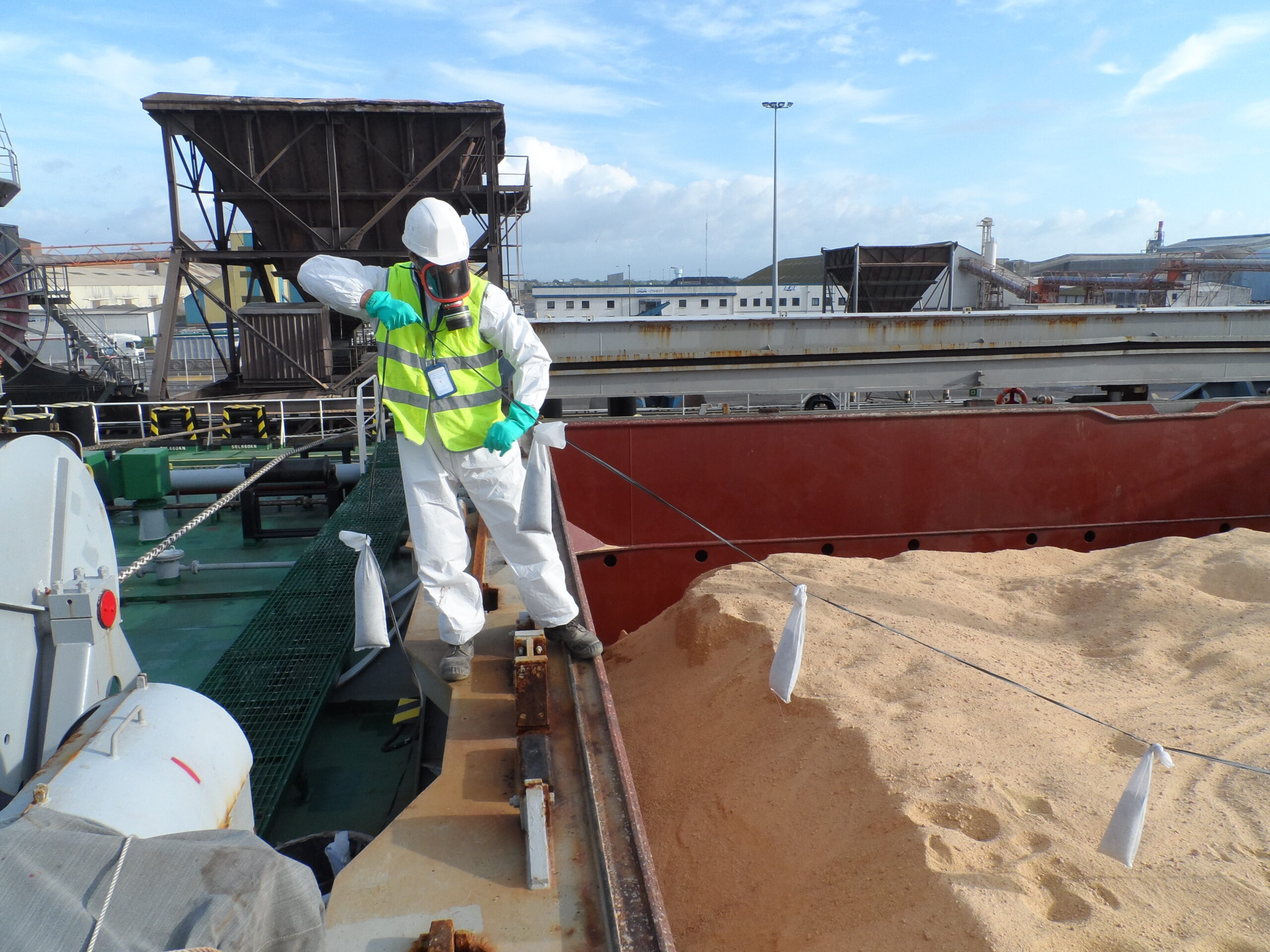 photo-technicien-chantier-degazage-des-bateaux