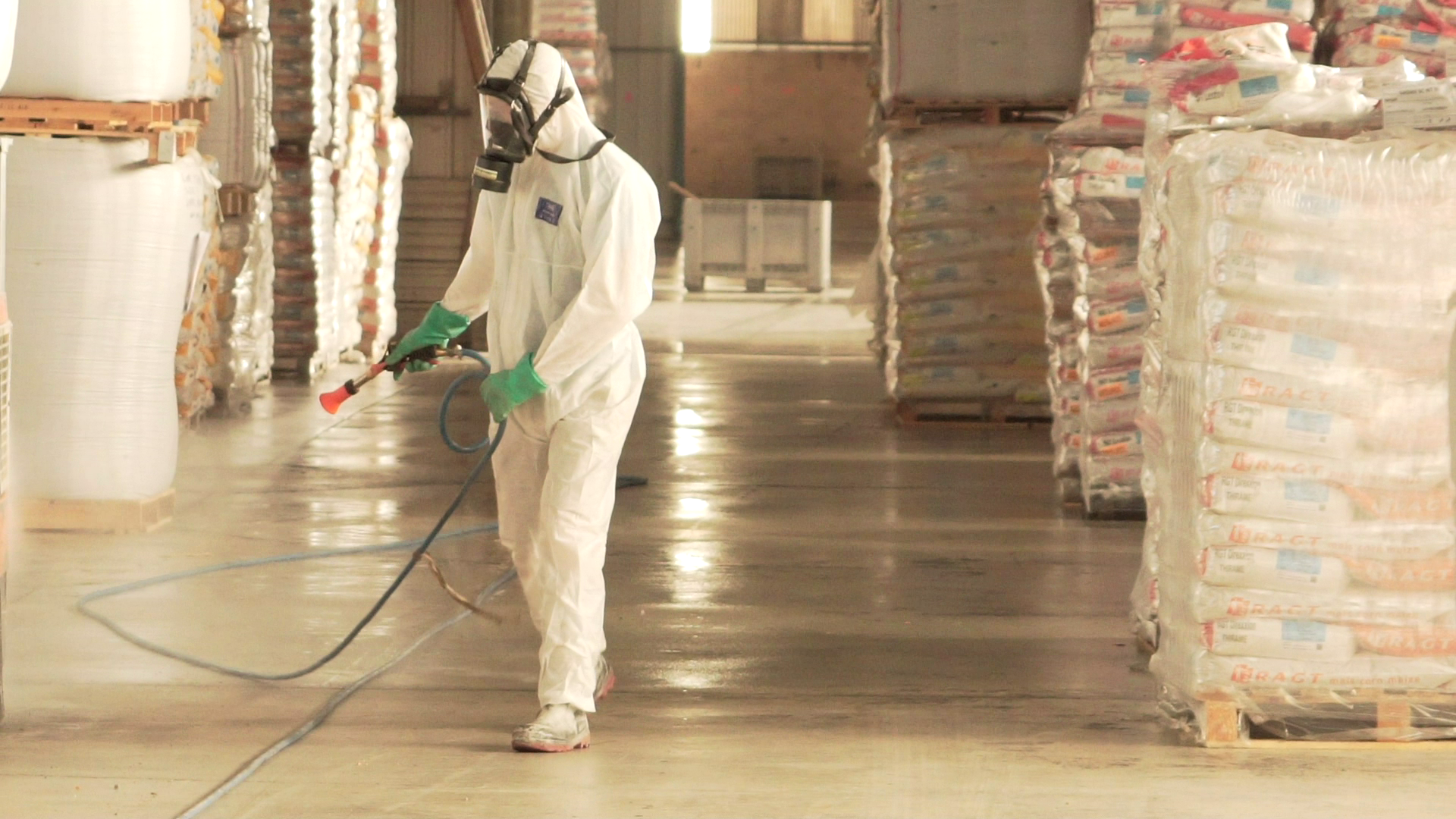 technicien-desinfection-stockage-de-cereales